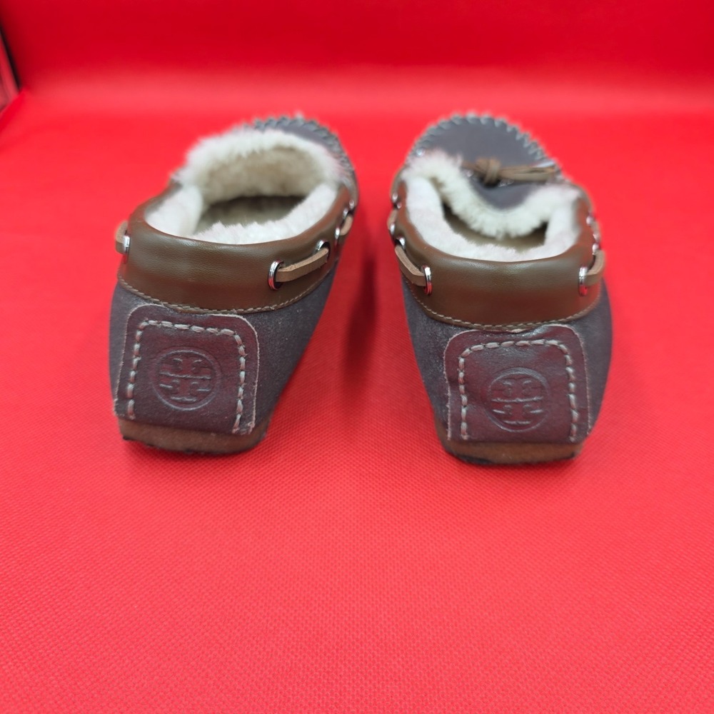 Tory Burch Silver Metallic Gray Fur Lined House Shoes Moccasin Slipper Size 6 - Picture 3 of 7